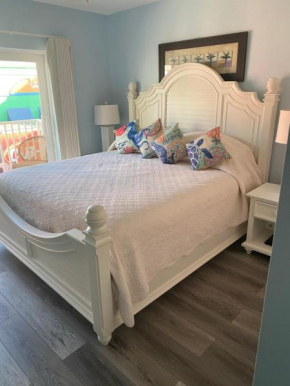 Perfect Harbour House one BR on pool deck